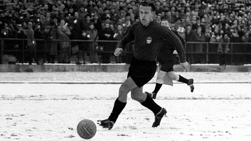 Unser Mittelfeld-As Kurt Sommerlatt holt das Pokal-Triple: 1955 und 1956 mit dem KSC, 1957 mit dem FC Bayern.