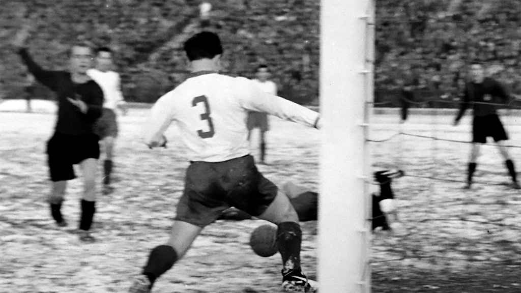 Unscharf, aber drin! Rudi Jobst macht 1957 den ersten DFB-Pokalsieg des FC Bayern klar.
