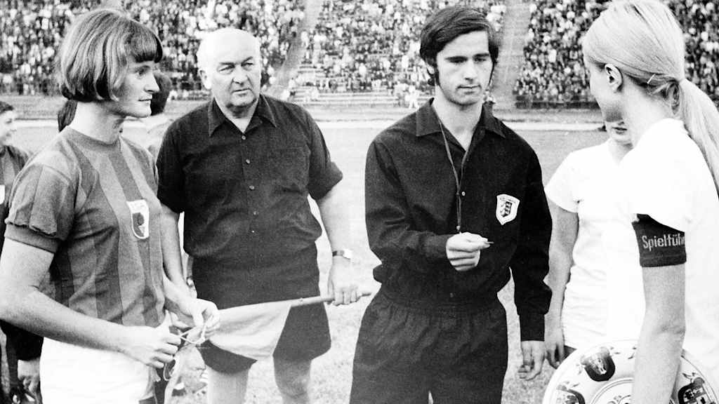 Noch eine Augsburger Geschichte: Gerd Müller 1970 als Schiri bei einem Frauen-Benefizspiel des FC Augsburg.