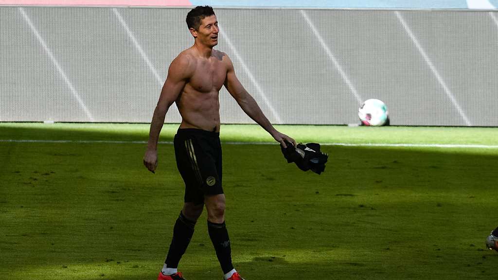 Ein Tor mehr als der Bomber: Robert Lewandowski feiert 2021 gegen den FCA Rekordtor Nummer 41.