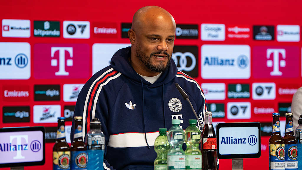 Vincent Kompany spricht im Pressetalk des FC Bayern vor dem Spiel in Augsburg