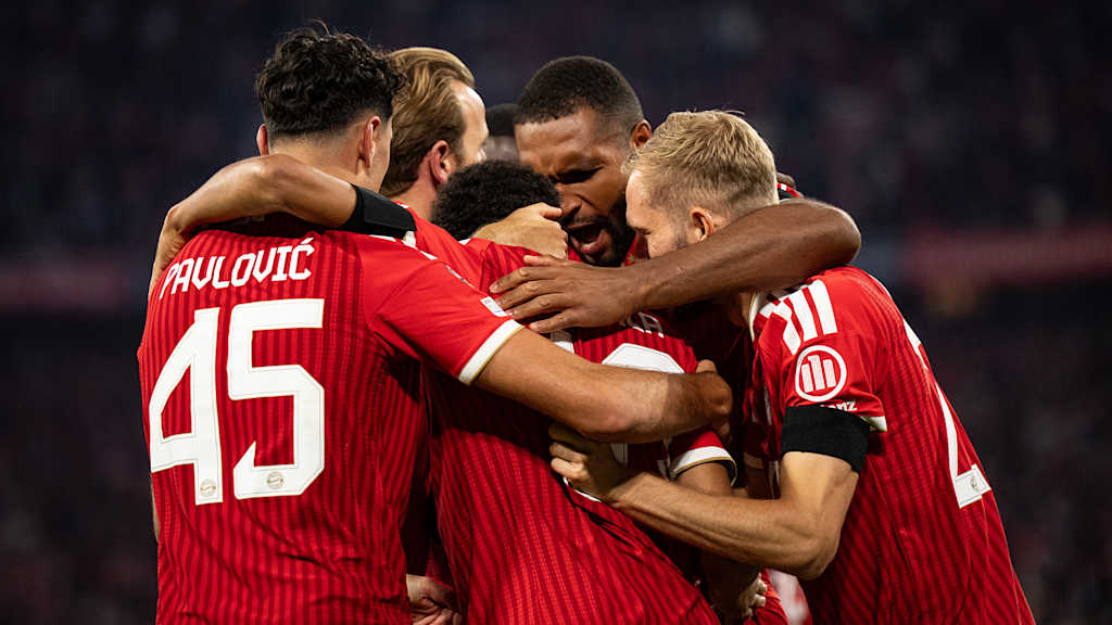 Jubeltraube von FC Bayern-Spielern nach einem Tor in der Champions League
