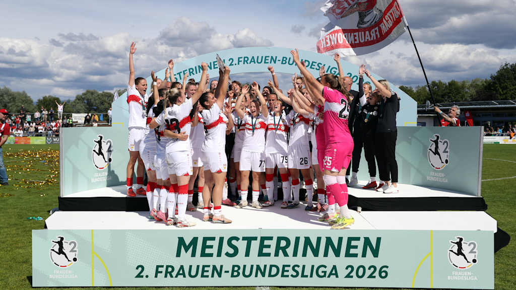 Der VfB Stuttgart bejubelt den Gewinn der Meisterschaft in der 2. Bundesliga.