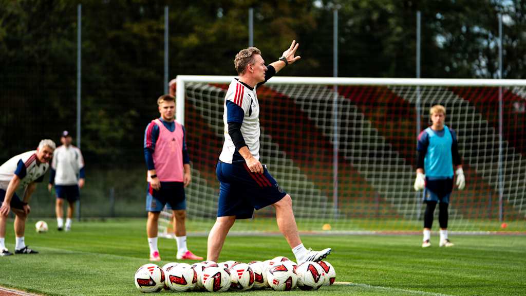 Leo Haas gestikuliert mit seiner linken Hand im Training.