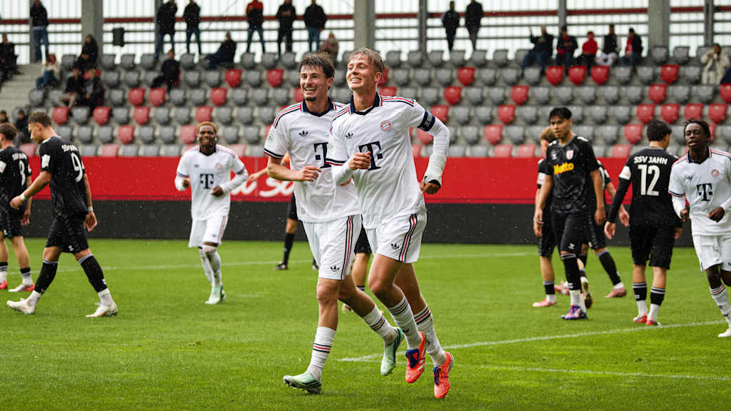 Roko Mijatovic und Leopold Schmid bejubeln einen Treffer.