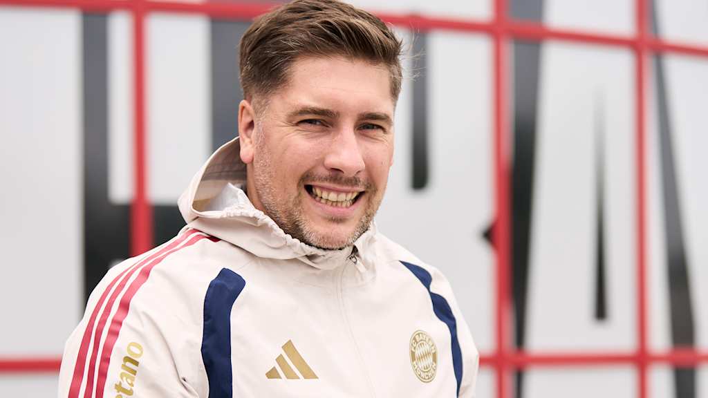 Daniel Fradley betritt den Trainingsplatz des FC Bayern