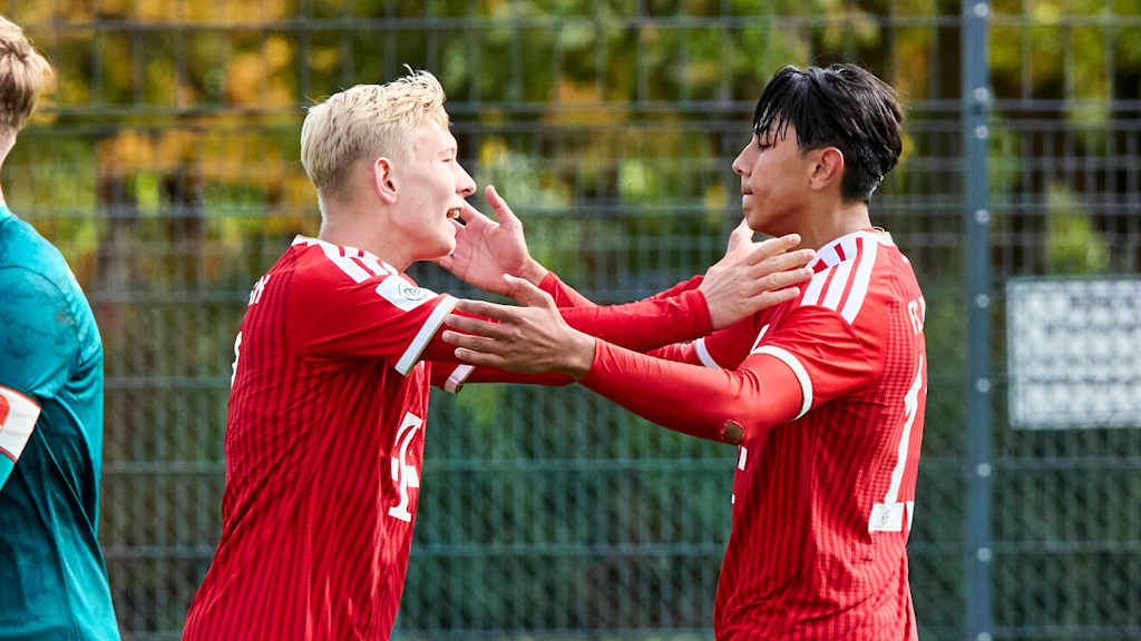 Linus Ludwig und Skender Nuraj umarmen sich.