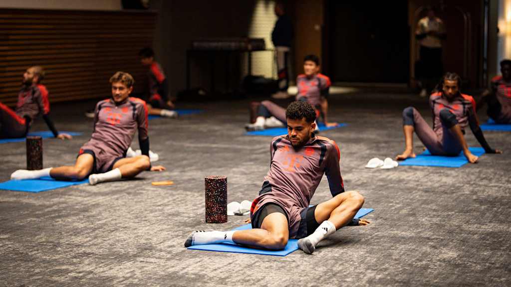Luis Diaz und Kollegen sitzen auf dem Hotelboden und aktivieren beim Anschwitzen ihren Kreislauf und ihre Muskulatur.