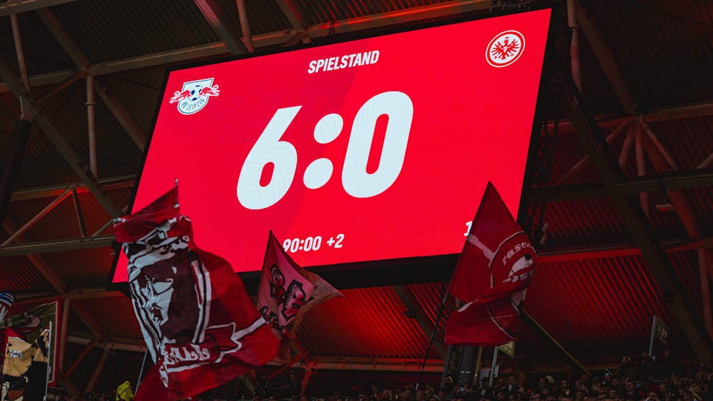 Die Anzeigetafel im Leipziger Stadion zeigt ein 6:0 von RB über Eintracht Frankfurt