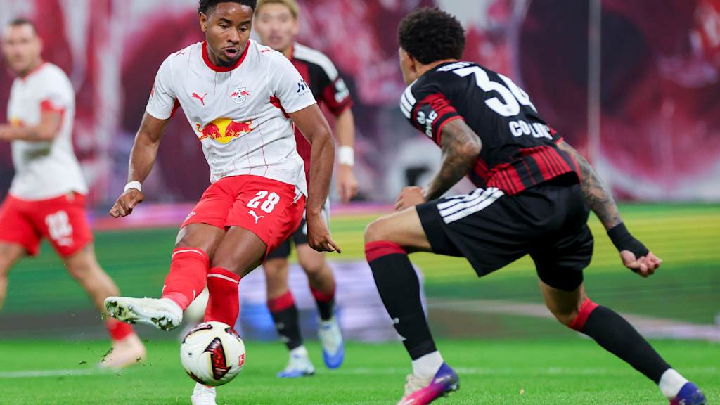 Christopher Nkunku spielt einen Pass an einem Verteidiger der Eintracht vorbei