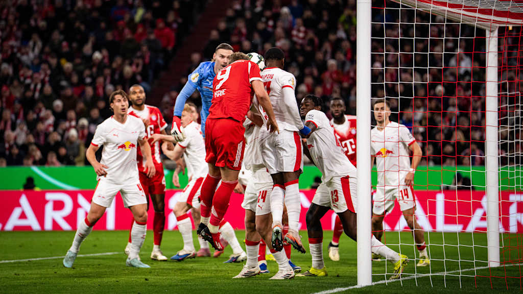 Harry Kane in Rot im DFB-Pokal-Viertelfinale gegen RB Leipzig.