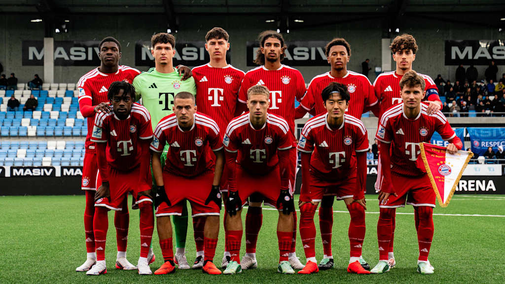 Die FC Bayern U19 posiert für ein Teamfoto.