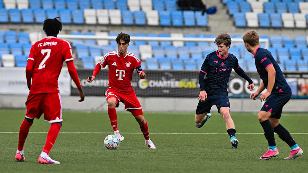 David Santos Daiber führt den Ball am Fuß.