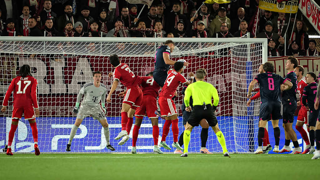 Gianni Stensness trifft per Kopf während des Auswärtsspiels des FC Bayern in der Champions League bei Viking Stavanger
