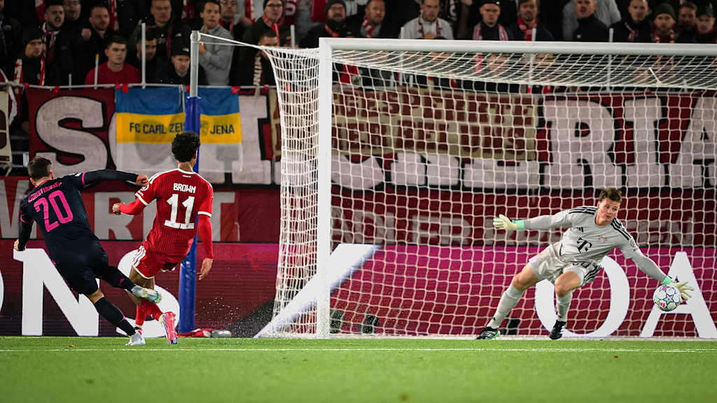 Peter Kristiansen überwindet Jonas Urbig während des Auswärtsspiels des FC Bayern in der Champions League bei Viking Stavanger