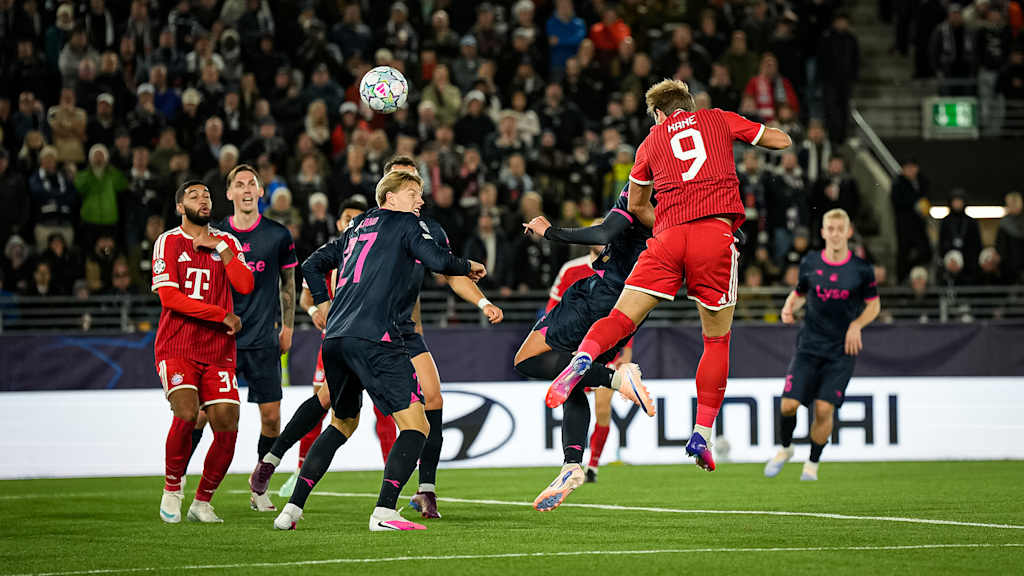 Harry Kane köpft den Ball zum Ausgleich ins Netz während des Auswärtsspiels des FC Bayern in der Champions League bei Viking Stavanger