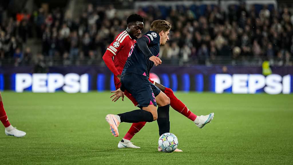 Alphonso Davies im Zweikampf um den Ball während des Auswärtsspiels des FC Bayern in der Champions League bei Viking Stavanger