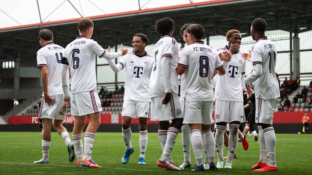 Die FC Bayern U19 jubelt.