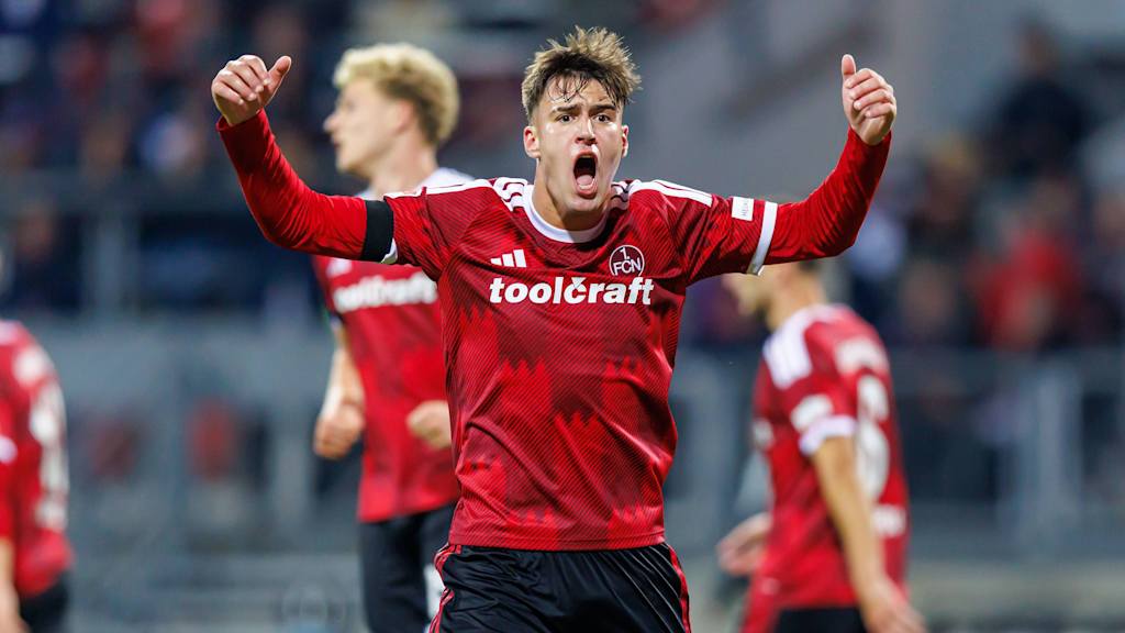 Der Spieler jubelt nach einem Tor für Nürnberg.