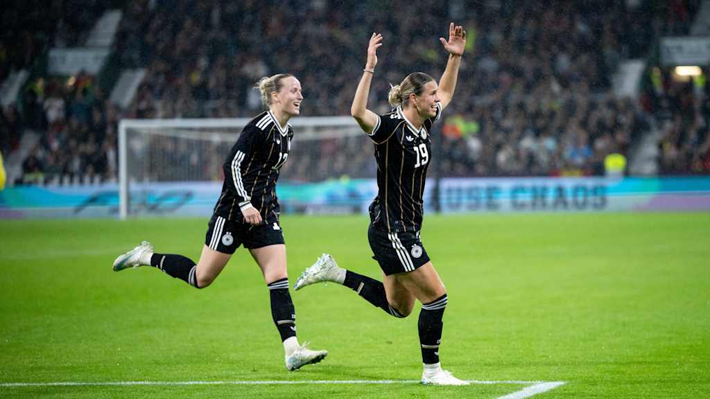 Franziska Kett und Klara Bühl jubeln im Weserstadion.