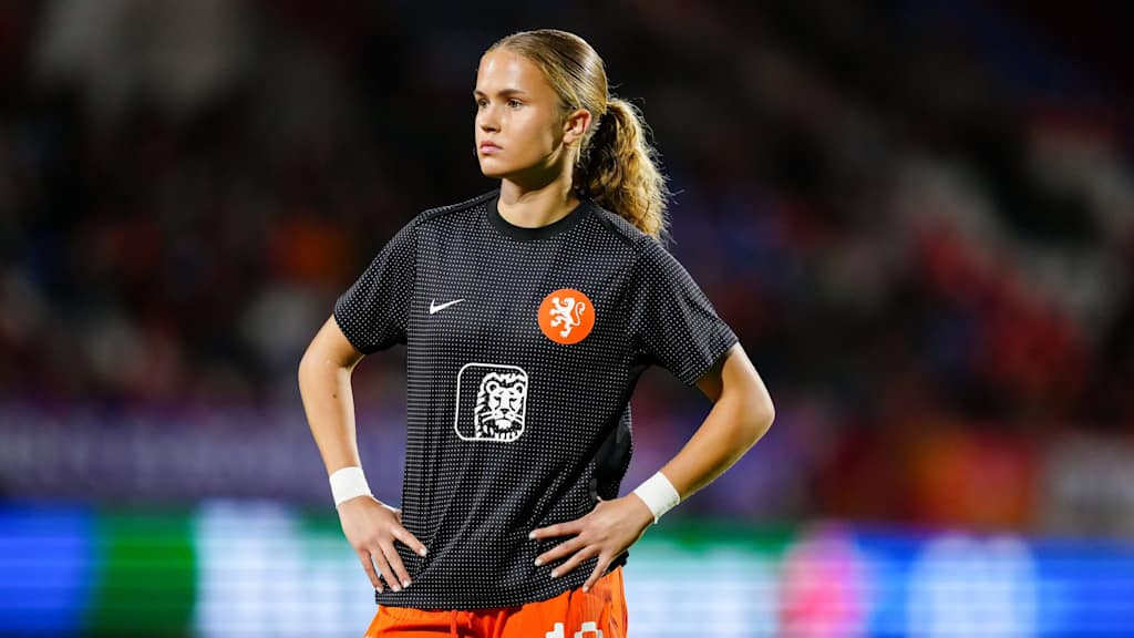 Sophie Proost im niederländischen Aufwärmshirt bei der Nationalmannschaft.