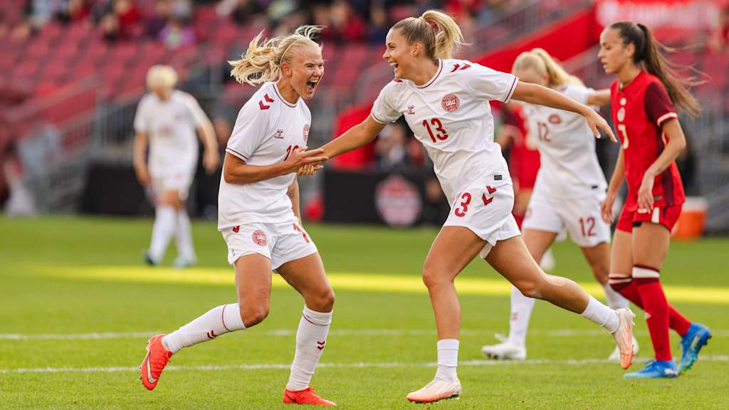 Pernille Harder jubelt mit ihrer Teamkollegin im Spiel gegen Kanada.