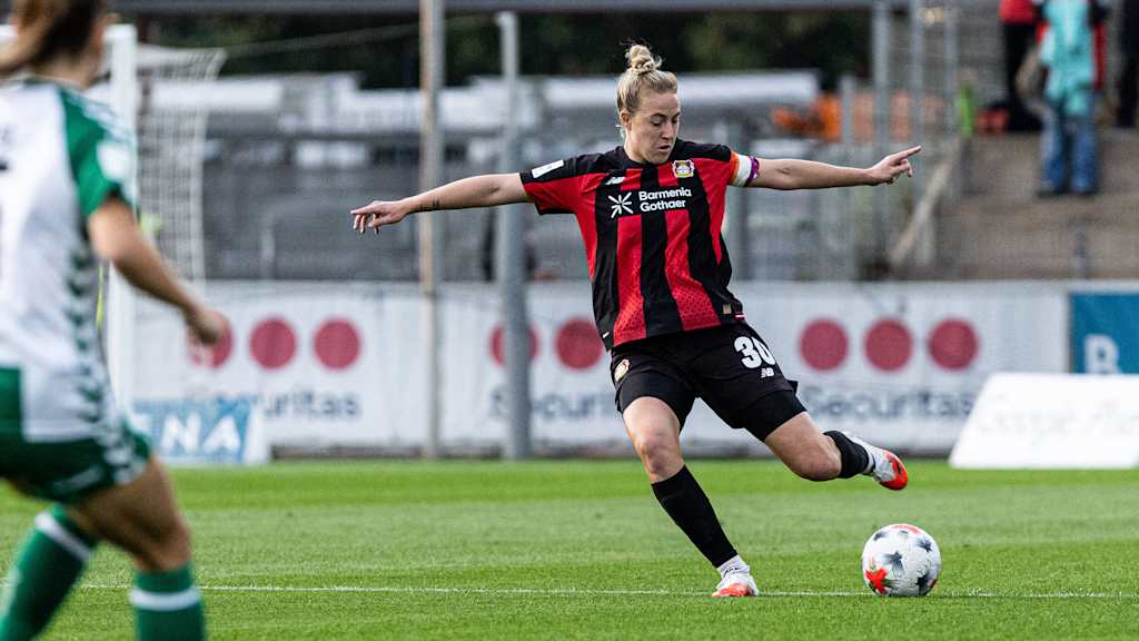 Carolin Simon im Einsatz für Bayer 04 Leverkusen gegen den SV Werder Bremen.
