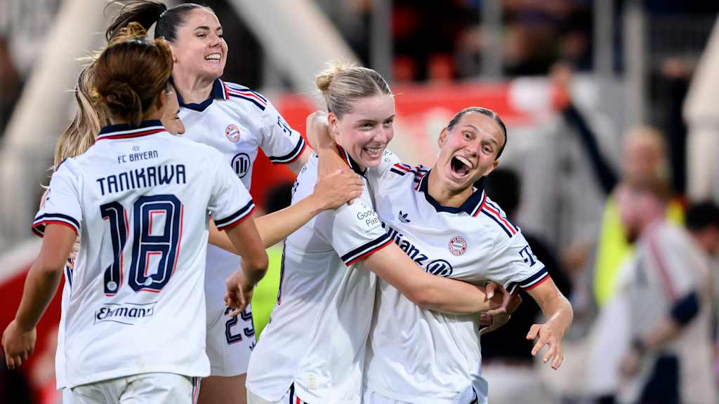 Die FC Bayern Frauen bejubeln den Auswärtssieg in Leverkusen.