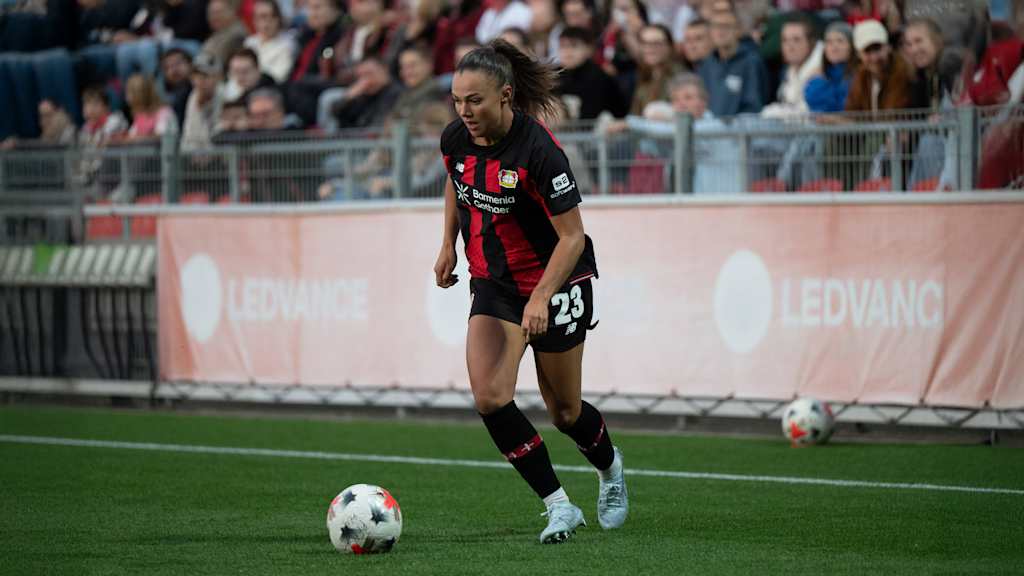 Maja Sternad im Einsatz für Bayer 04.