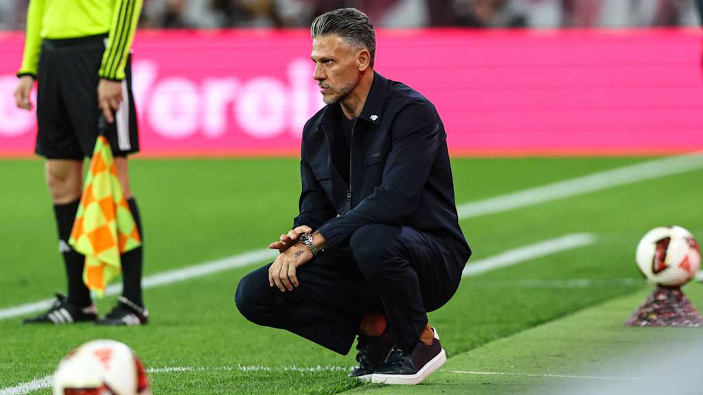 Martin Demichelis, RB-Coach, kauert neben der Außenlinie
