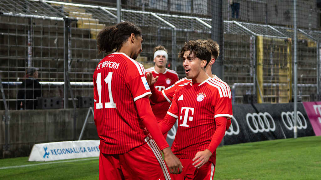 Noah Codjo-Evora und David Santos bejubeln einen Treffer.