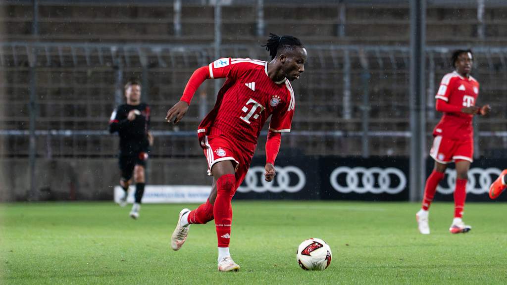Richard Ajayi führt den Ball am Fuß.