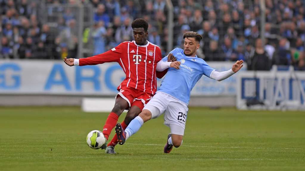 Die Spieler kämpfen im Zweikampf um den Ball.