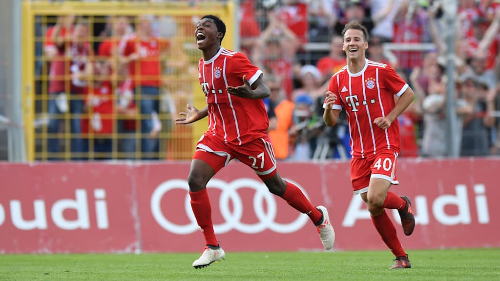 Die Spieler jubeln nach einem Tor.