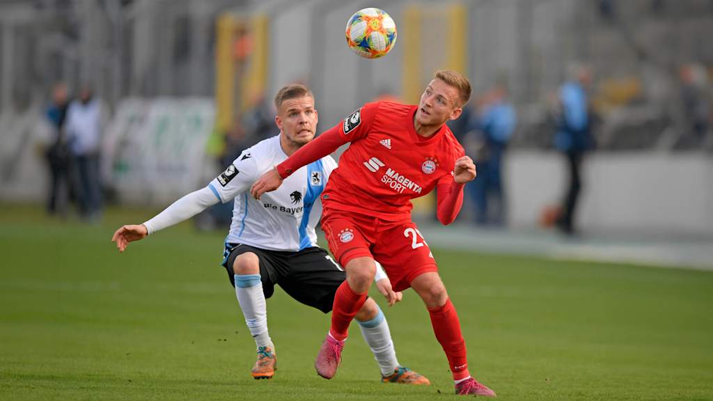 Die Spieler kämpfen um den Ball.