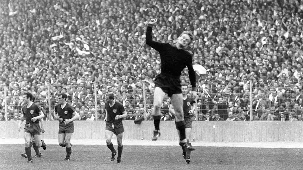 Gegen die Löwen gewinnen wir am liebsten: Sepp Maier feiert den Sieg im Pokal-Halbfinale 1967.