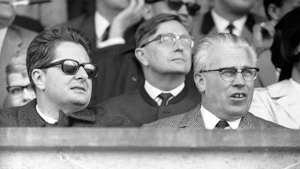 Auf Bundesliga-Derbys musste Bayern-Präsident Wilhelm Neudecker (rechts, neben OB Hans-Jochen Vogel) länger warten, als ihm lieb war.