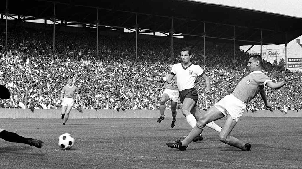 Allem Anfang wohnt kein Zauber inne: Timo Konietzkas Siegtor beim ersten Bundesliga-Spiel der Bayern, 1965 gegen die Löwen.
