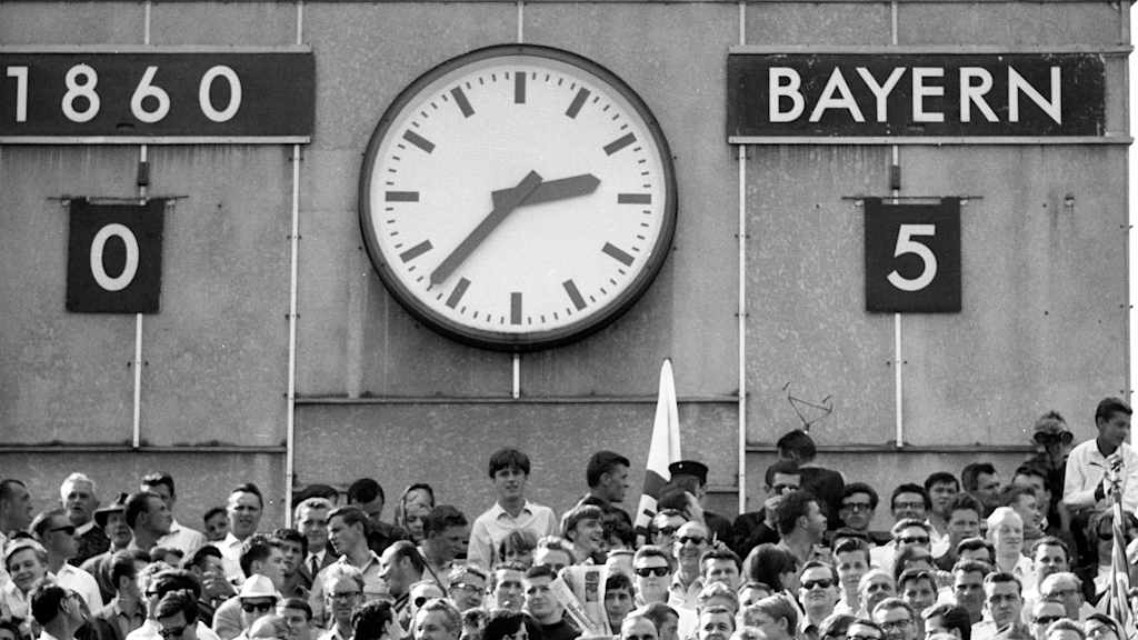 Schön wär's gewesen – aber das "5:0" zum Bundesliga-Auftakt 1965 war nur Schabernack mit dem Anzeigetaferl.