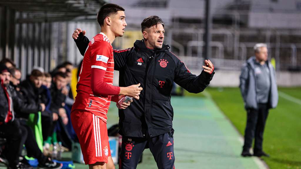 Martin Demichelis gibt als Trainer der FC Bayern Amateure Anweisungen