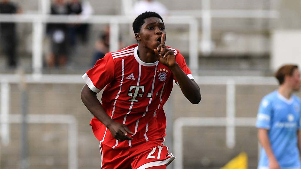 Derrick Köhn im Trikot der FC Bayern Amateure