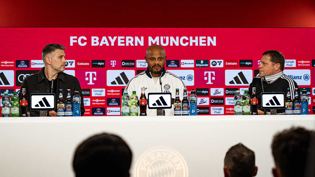 Holger Quest, Vincent Kompany, Max Eberl auf der Pressekonferenz des FC Bayern vor dem Bundesliga-Spiel gegen RB Leipzig