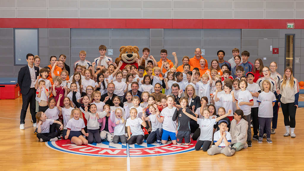 Gruppenfoto mit Kindern in einer Turnhalle