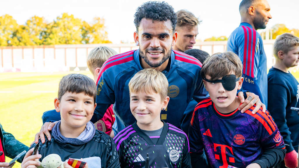 Luis Diaz mit Kindern, die das Training des FC Bayern besucht hatten