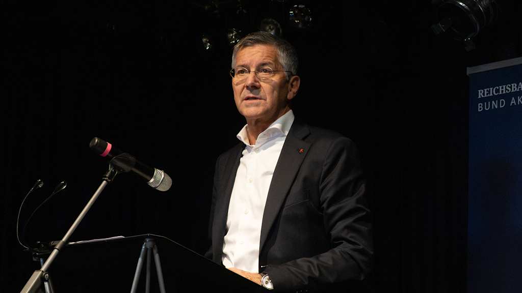 Herbert Hainer hält eine Rede