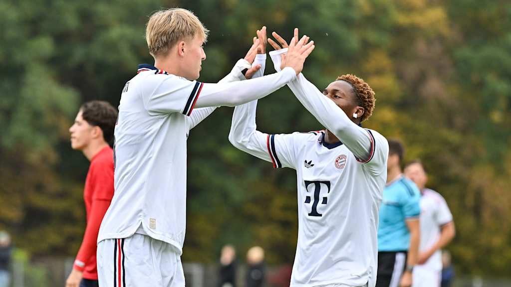 Leopold Schmid und Frank Egwuatu klatschen sich ab.
