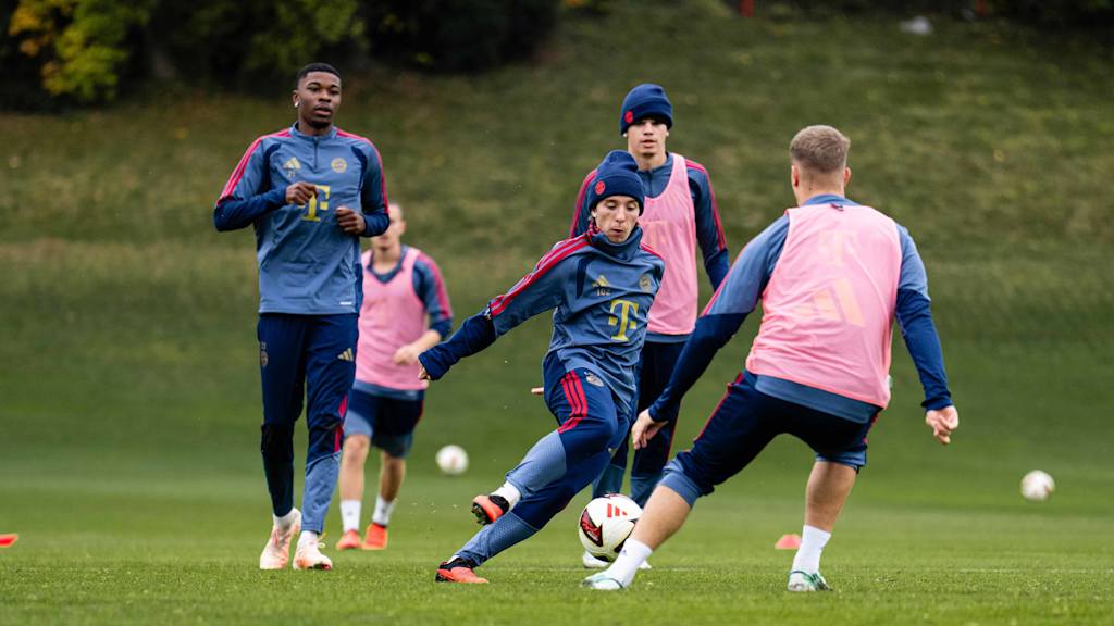 Bogdan Olychenko schaut auf den Ball im Training der FC Bayern Amateure.