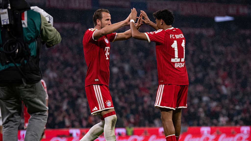 Harry Kane bedankt sich bei Vorlagengeber Nene Brown nach dem 5:0 im Bundesliga-Topspiel zwischen dem FC Bayern und RB Leipzig.