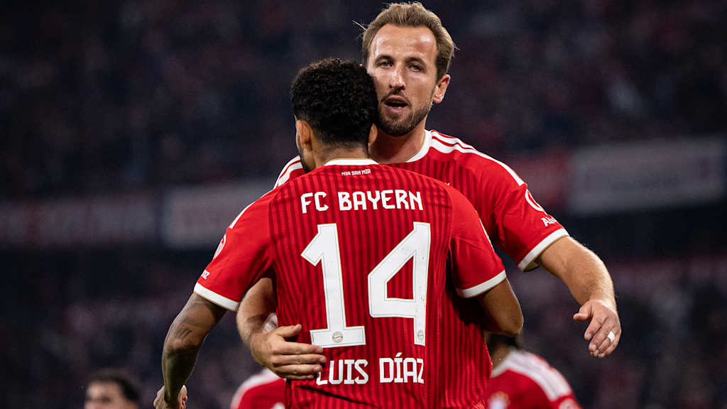 Harry Kane umarmt Luis Diaz nach dem 1:0 im Bundesliga-Topspiel zwischen dem FC Bayern und RB Leipzig.
