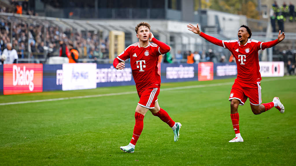 Tim Binder jubelt während des Derbys der FC Bayern Amateure gegen 1860 München in der Regionalliga Bayern